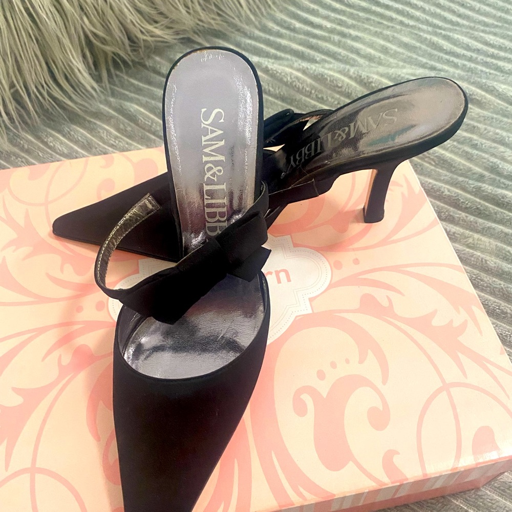 Sam & Libby black closed toe dress heels with bow/elastic strap